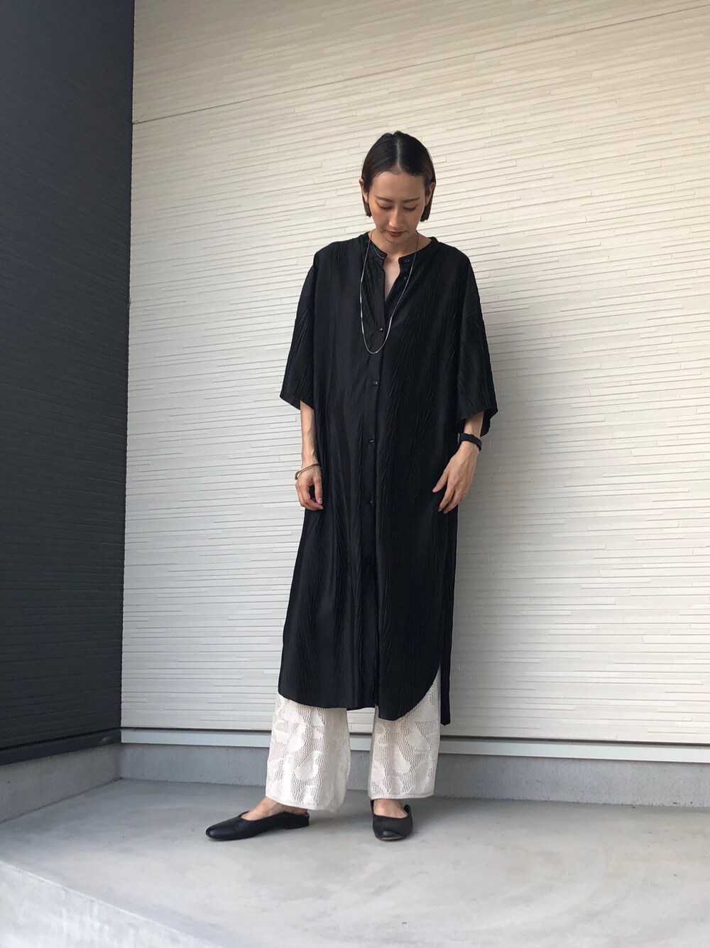 「大人トレンドカジュアル、シンプルコーデ、秋のコーデ、オトナカジュアル、秋服、TODAYFUL、ZARA」｜「ZARAのアイテム（ワンピース、ブラック系）」を使った、MISAさん（レディース・165cm）の秋コーディネートの1枚目の写真