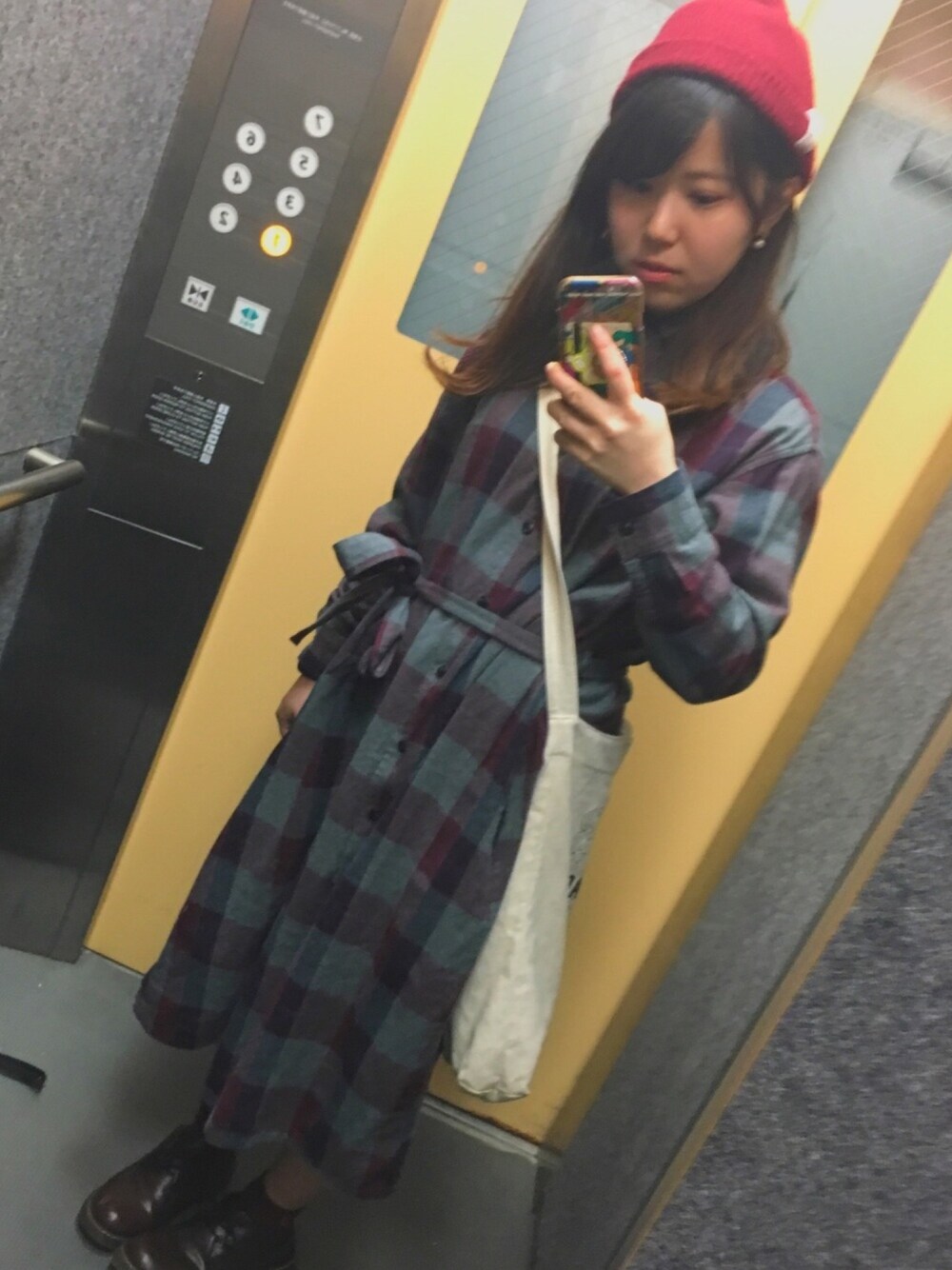 「チェックワンピース、赤ニット帽」｜「UNIQLOのアイテム（ワンピース、グレー系）」を使った、いむうさん（レディース・150cm）の春コーディネートの1枚目の写真