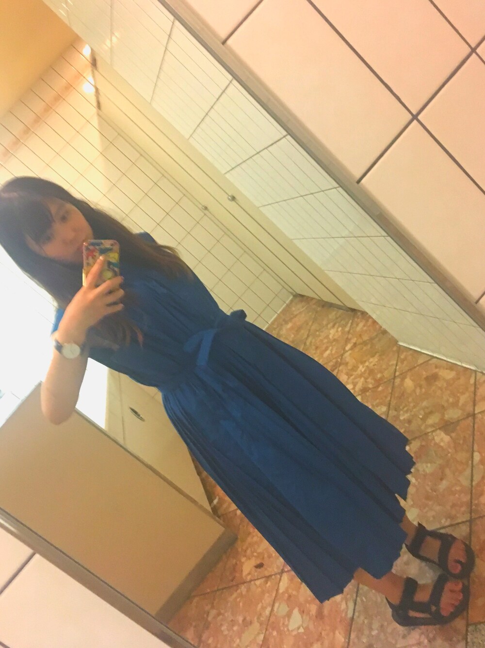 「ワンピース、ノースリーブワンピース、スポーツサンダル、サコッシュ、夏コーデ、ユニクロ」｜「UNIQLOのプリーツシャツワンピース（ノースリーブ）＋E（ワンピース、グリーン系）」を使った、いむうさん（レディース・150cm）の夏コーディネートの1枚目の写真