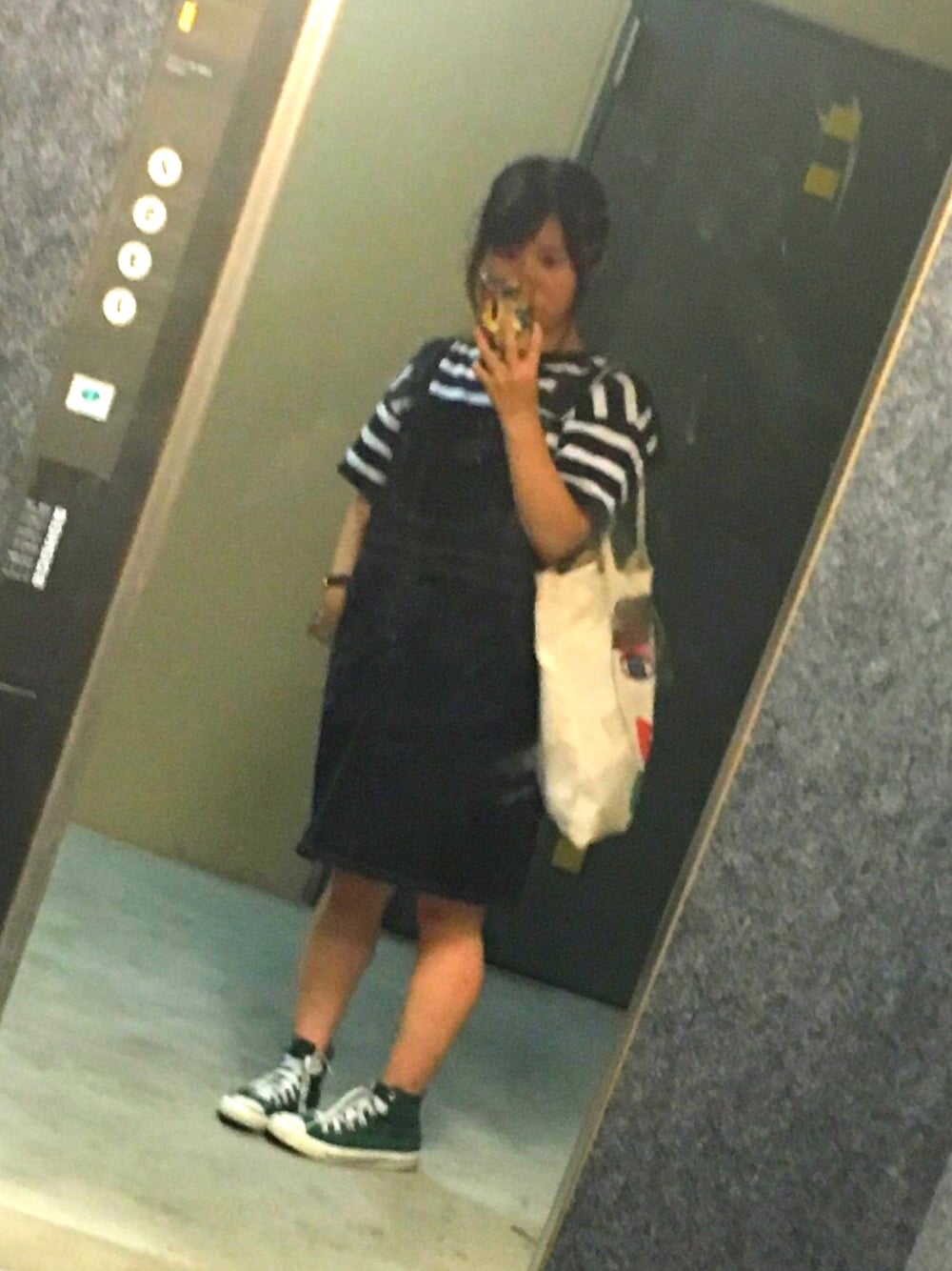 「ボーダー、サロペット、がきんちょ、converse、画質悪い」｜「GUのアイテム（Tシャツ/カットソー、ブルー系）」を使った、いむうさん（レディース・150cm）の夏コーディネートの1枚目の写真