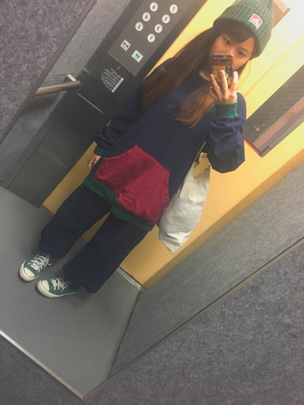 「古着、GU、コンバース、ニット帽、フライングタイガー、今日のコーデ、カジュアル、カジュアルコーデ、エレベーターの中」｜「usedのアイテム（スウェット、ブルー系）」を使った、いむうさん（レディース・150cm）の秋コーディネートの1枚目の写真