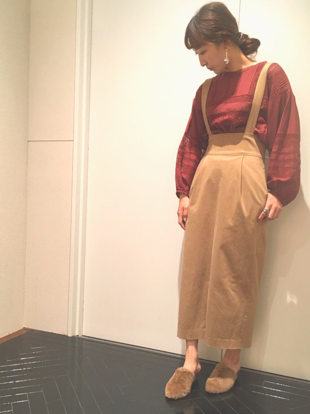 「サロペット#スカート#サンダル#ファー#ブラウス#ボルドー」｜「NANO universeのヴィンテージレースパフ袖ブラウス（シャツ/ブラウス、レッド系）」を使った、nano・universe 梅田 STAFFさん（レディース・160cm）の秋コーディネートの1枚目の写真