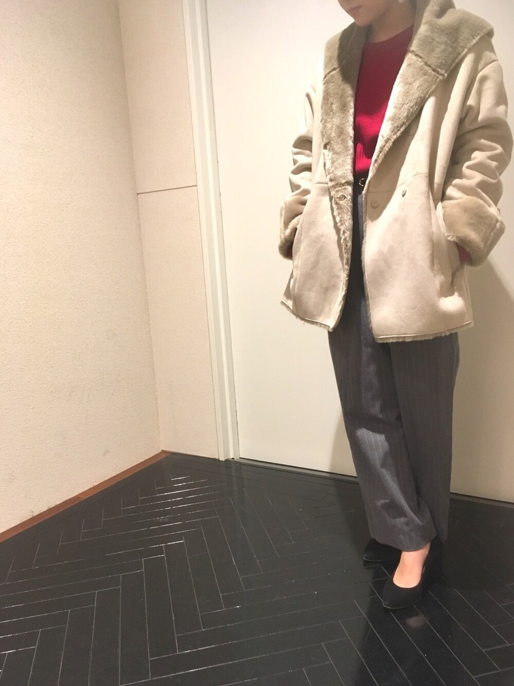 ピンク系のニット/セーター、グレー系のその他アウターを着用したレディースの秋コーディネートの1枚目の写真