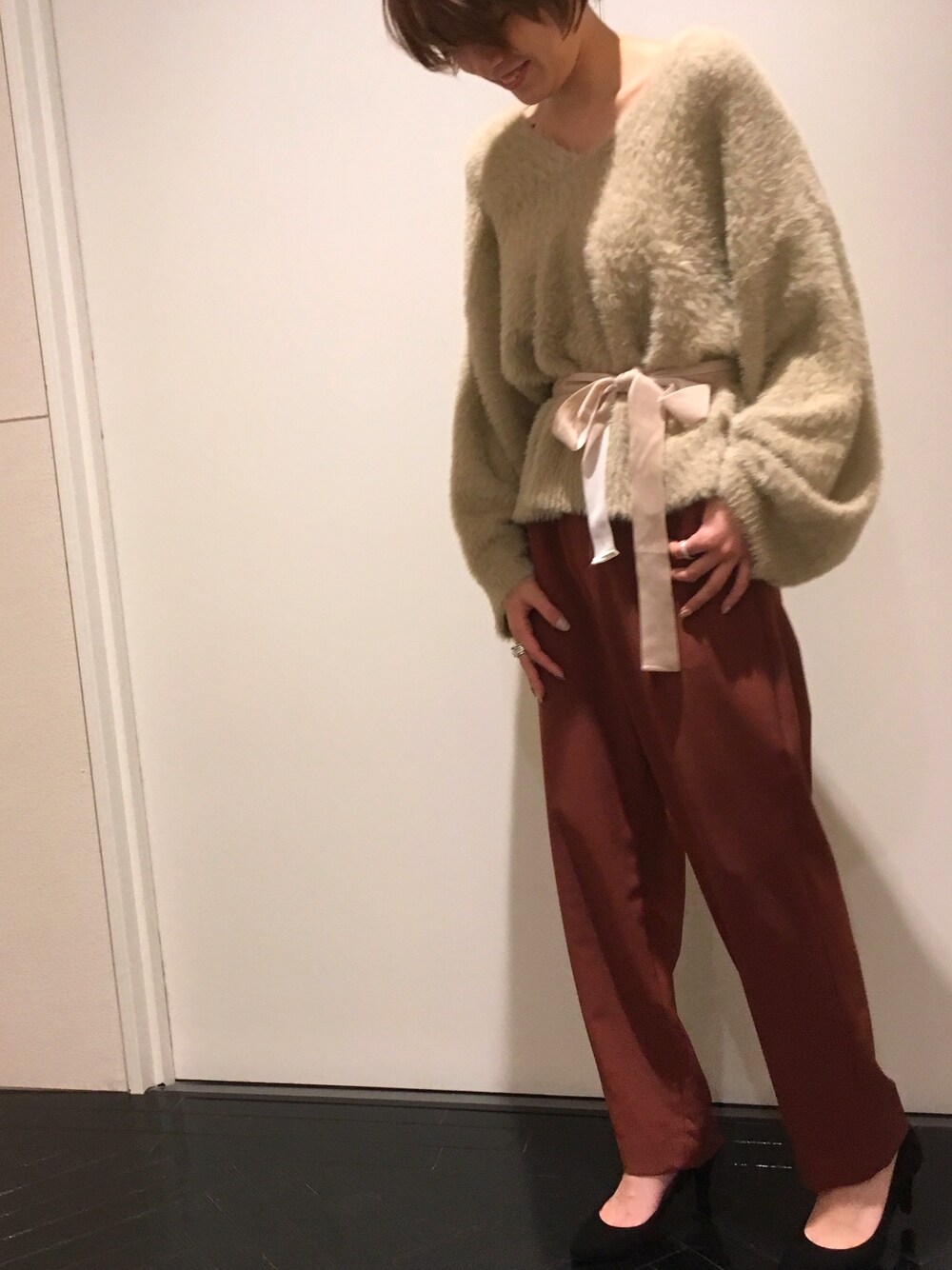 「NANO universeのベルト付シャギーワイドプルオーバー（ニット/セーター、ベージュ系）」を使った、nano・universe 梅田 STAFFさん（レディース・160cm）の秋コーディネートの1枚目の写真