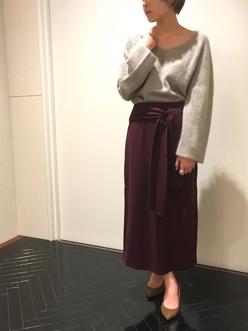 「NANO universeのアイテム（ニット/セーター、グレー系）」を使った、nano・universe 梅田 STAFFさん（レディース・160cm）の秋コーディネートの1枚目の写真