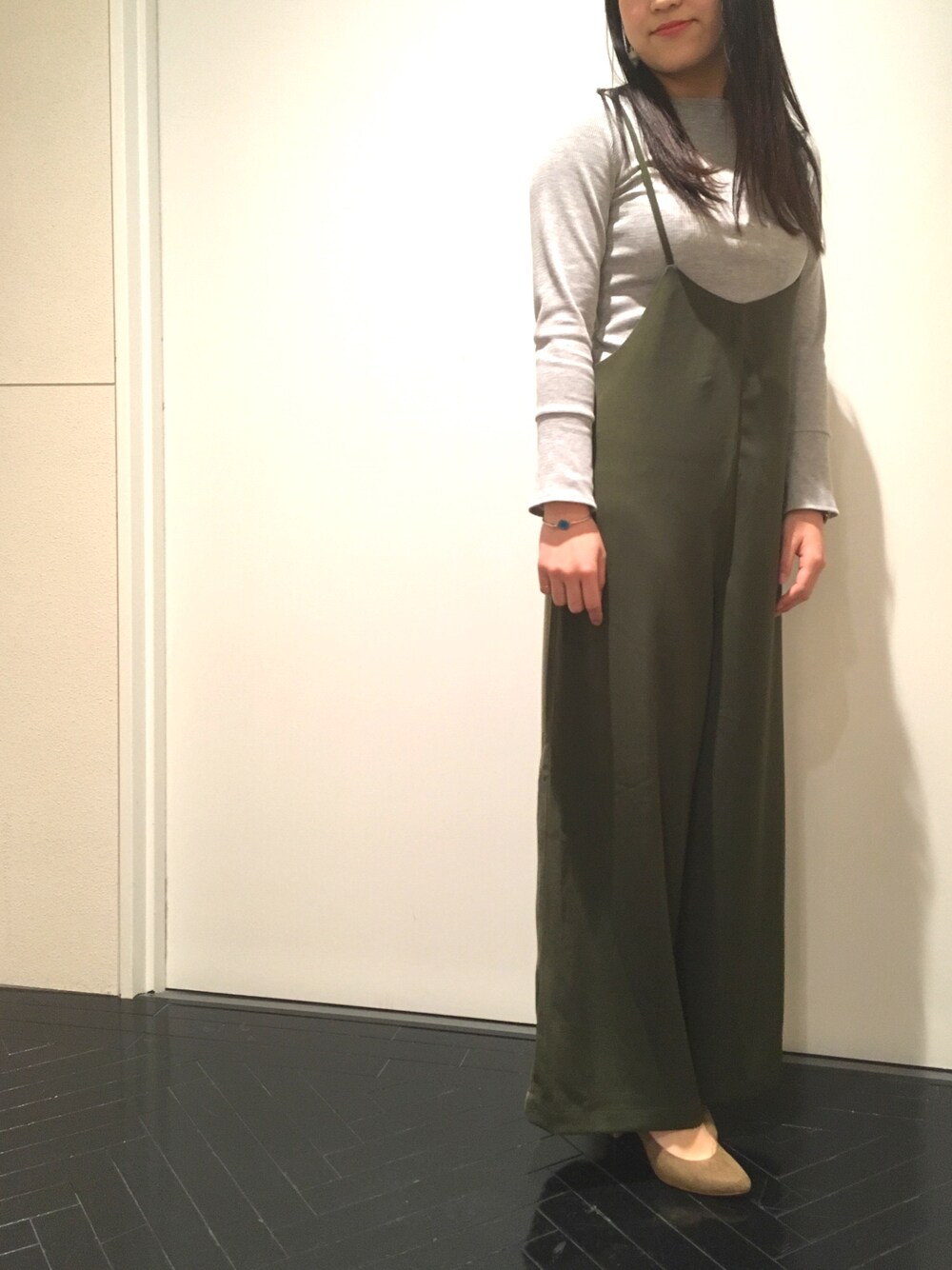 「NANO universeのアイテム（ワンピース/ドレス、グリーン系）」を使った、nano・universe 梅田 STAFFさん（レディース・160cm）の冬コーディネートの1枚目の写真