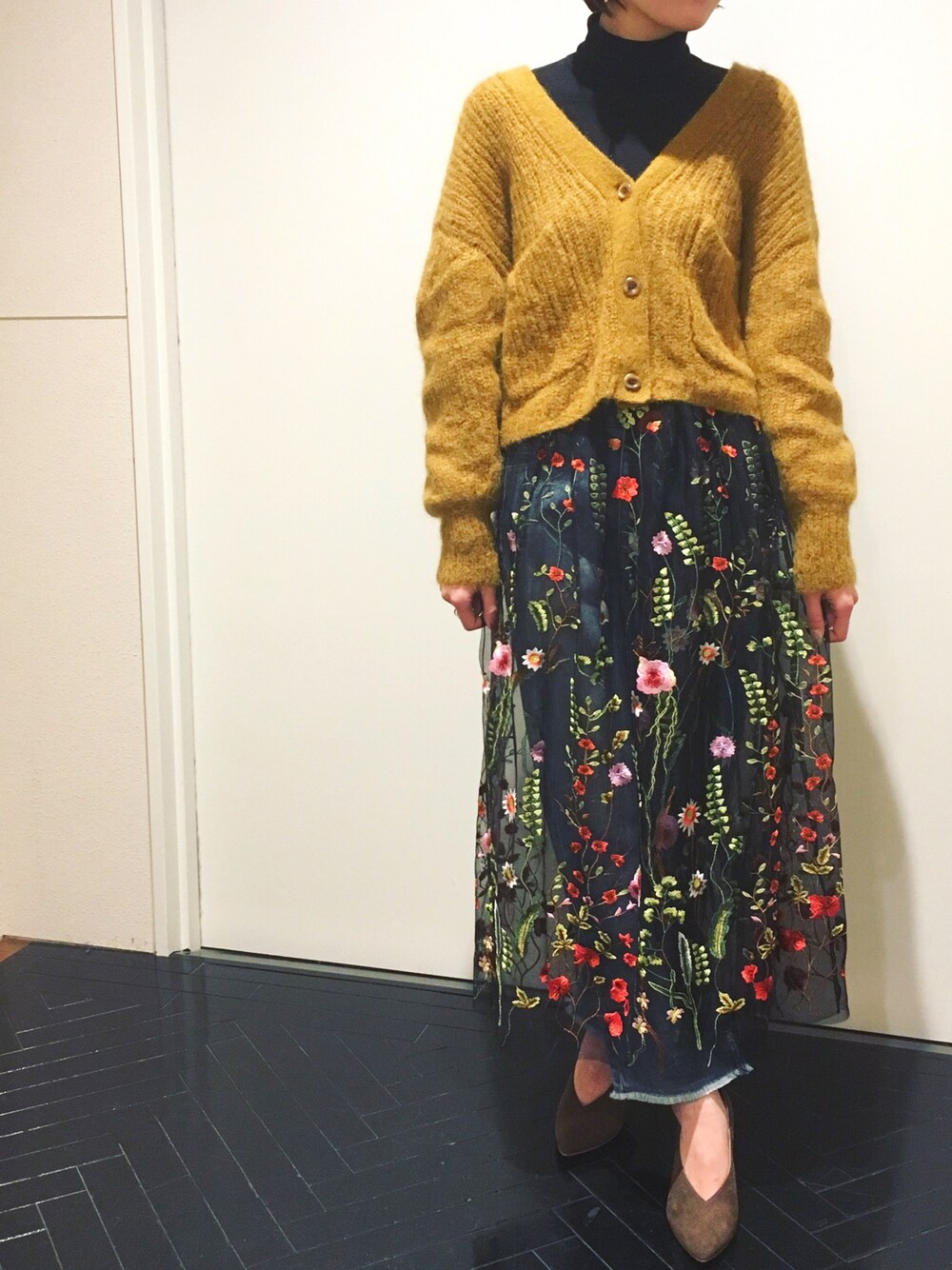 「デニム、花柄、ニットカーディガン、ナノユニバース、nano・universe、nano、vカットパンプス」｜「NANO universeの【MORE 2月号掲載】【mina 1月号掲載】モヘヤＶネックショートカーデ（カーディガン/ボレロ、イエロー系）」を使った、nano・universe 梅田 STAFFさん（レディース・160cm）の冬コーディネートの1枚目の写真
