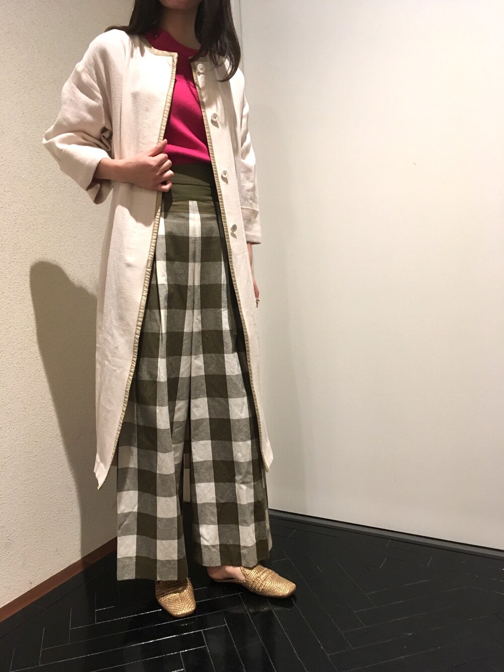 「ナノユニバース、nano・universe、2018ss、チェックパンツ、ギンガムチェック、春コーデ、ノーカラーコート、ピンクニット、ファビオルスコーニ、FABIO RUSCONI 」｜「NANO universeのギンガムチェックワイドパンツ（その他パンツ、グリーン系）」を使った、nano・universe 梅田 STAFFさん（レディース・160cm）の冬コーディネートの1枚目の写真