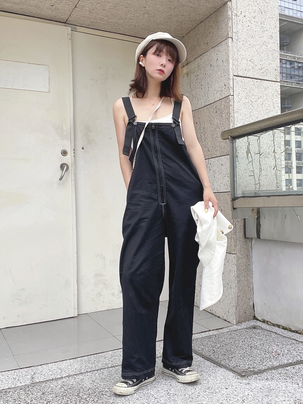 「JEANASiS、Kastane、za r a、earth music&ecology、ootd、夏、球鞋、日系极简、converse、工装裤」｜「WHIMSICの【UNISEX】U.S.N deckpants（サロペット/オーバーオール、ブラック系）」を使った、beary_rabbitさん（レディース・156cm）の夏コーディネートの1枚目の写真