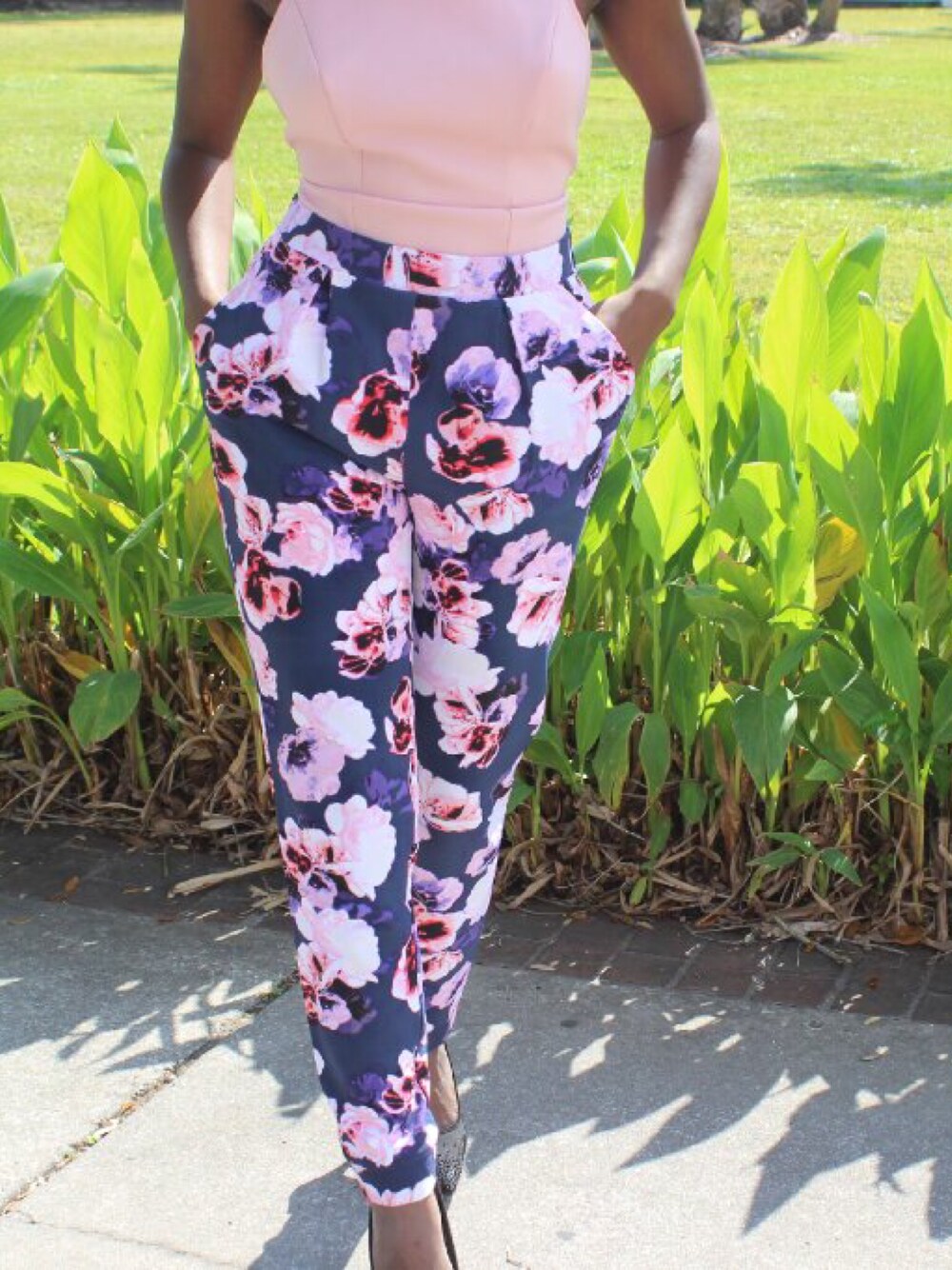 「datenight、floral、Floral print」｜「Guessのアイテム（スラックス、その他）」を使った、mssdytさん（レディース・157cm）の冬コーディネートの1枚目の写真