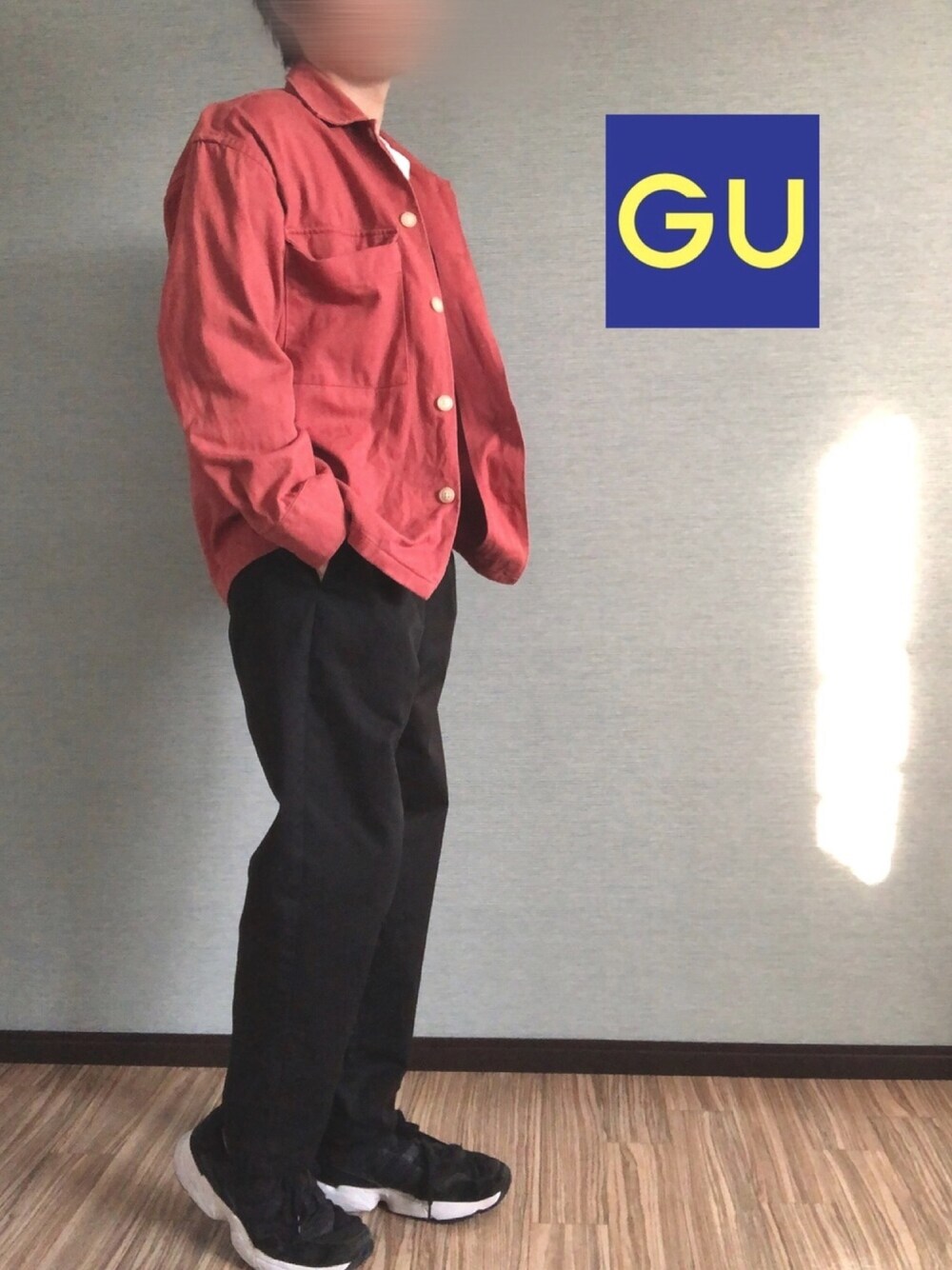 レッド系のミリタリージャケット、ブラック系のその他パンツ、ブラック系のスニーカーを着用したメンズの春コーディネートの1枚目の写真