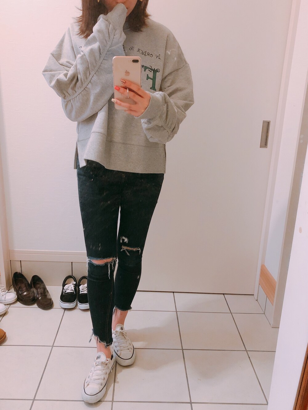 「ootd、ロゴトレーナー、スウェット、袖ギャザー、スキニーデニム、ダメージデニムパンツ、スニーカー、コンバース、カジュアル、カジュアルコーデ」｜「EMODAのグラフィックトレーナー（Tシャツ/カットソー、グレー系）」を使った、ミユさん（レディース・163cm）の冬コーディネートの1枚目の写真