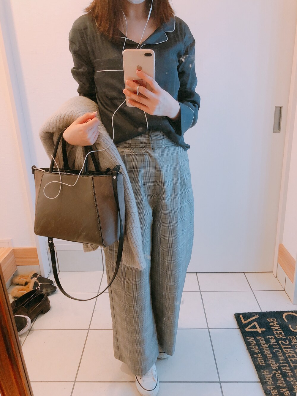 「ootd、spring、春コーデ、カジュアル、カジュアルコーデ、チェックワイドパンツ」｜「TITTY&CO.のパイピングシャツ（シャツ/ブラウス、ブルー系）」を使った、ミユさん（レディース・163cm）の春コーディネートの1枚目の写真