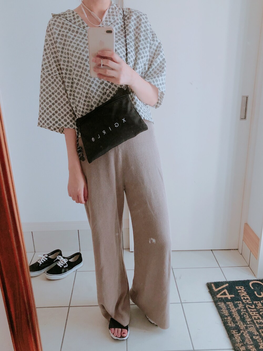 「カジュアル、カジュアルコーデ、柄シャツ、開襟シャツ、ニットパンツ」｜「JEANASISのカイキンショートシャツSS/789794（シャツ/ブラウス、ホワイト系）」を使った、ミユさん（レディース・163cm）の夏コーディネートの1枚目の写真