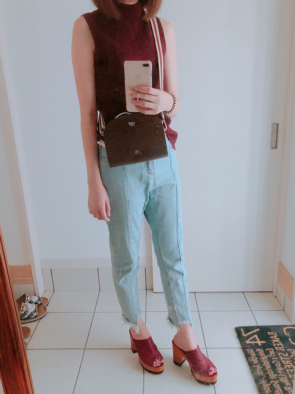 「ootd、カジュアル、カジュアルコーデ、オトナカジュアル、ノースリニット、ボルドー」｜「UNIQLOのアイテム（ニット/セーター、レッド系）」を使った、ミユさん（レディース・163cm）の夏コーディネートの1枚目の写真