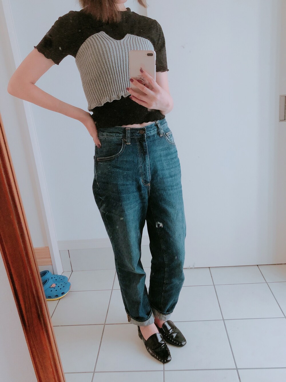 「ootd、カジュアル、カジュアルコーデ、レイヤード、ニットビスチェ、ハイウエストストレートジーンズ」｜「GUのアイテム（Tシャツ/カットソー、ブラック系）」を使った、ミユさん（レディース・163cm）の夏コーディネートの1枚目の写真