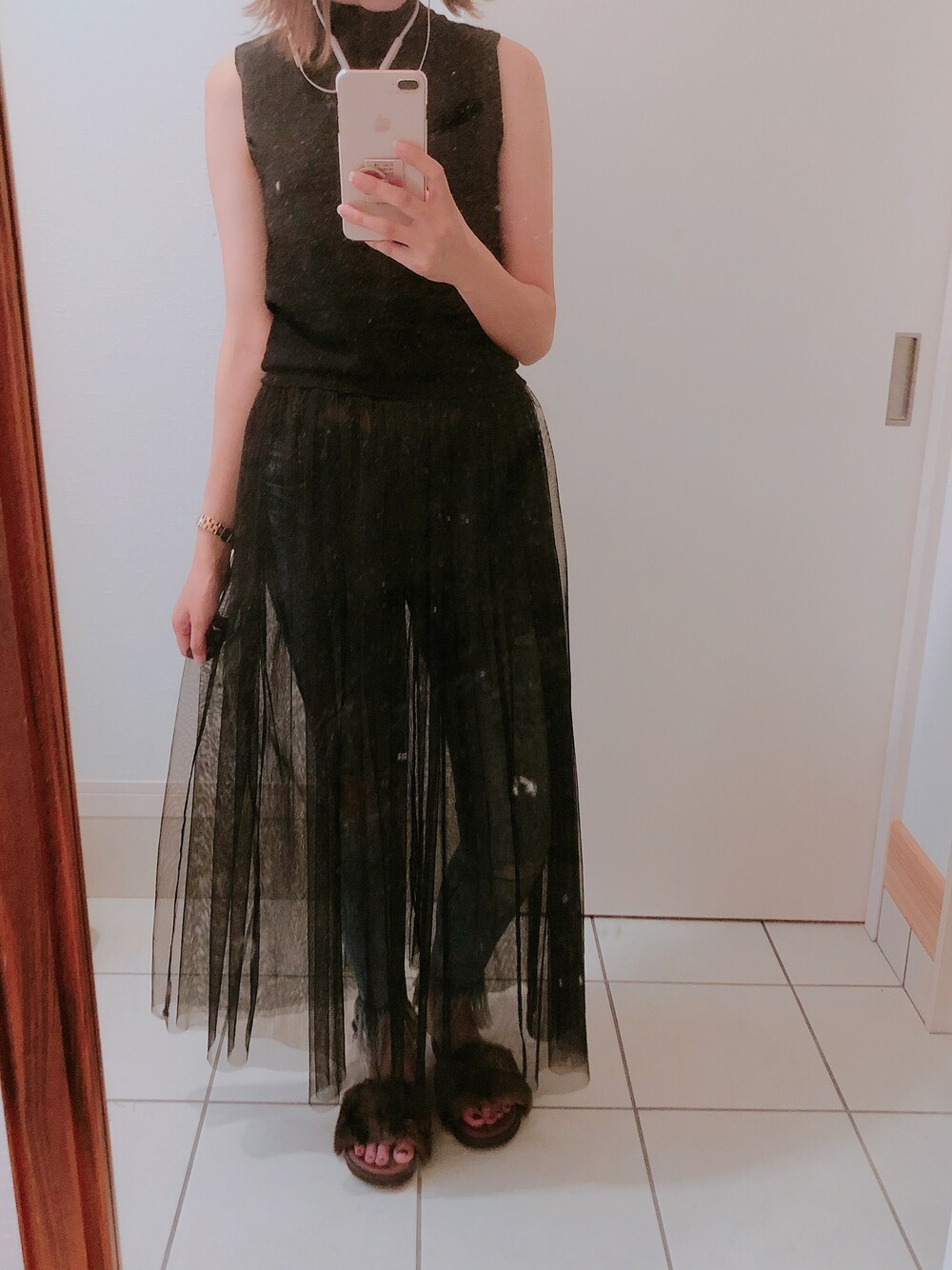「ootd、レイヤードスタイル、チュールスカート、スキニーデニム、カジュアル、カジュアルコーデ」｜「TITTY&CO.のバックオープンリボンTOPS（ニット/セーター、ブラック系）」を使った、ミユさん（レディース・163cm）の秋コーディネートの1枚目の写真
