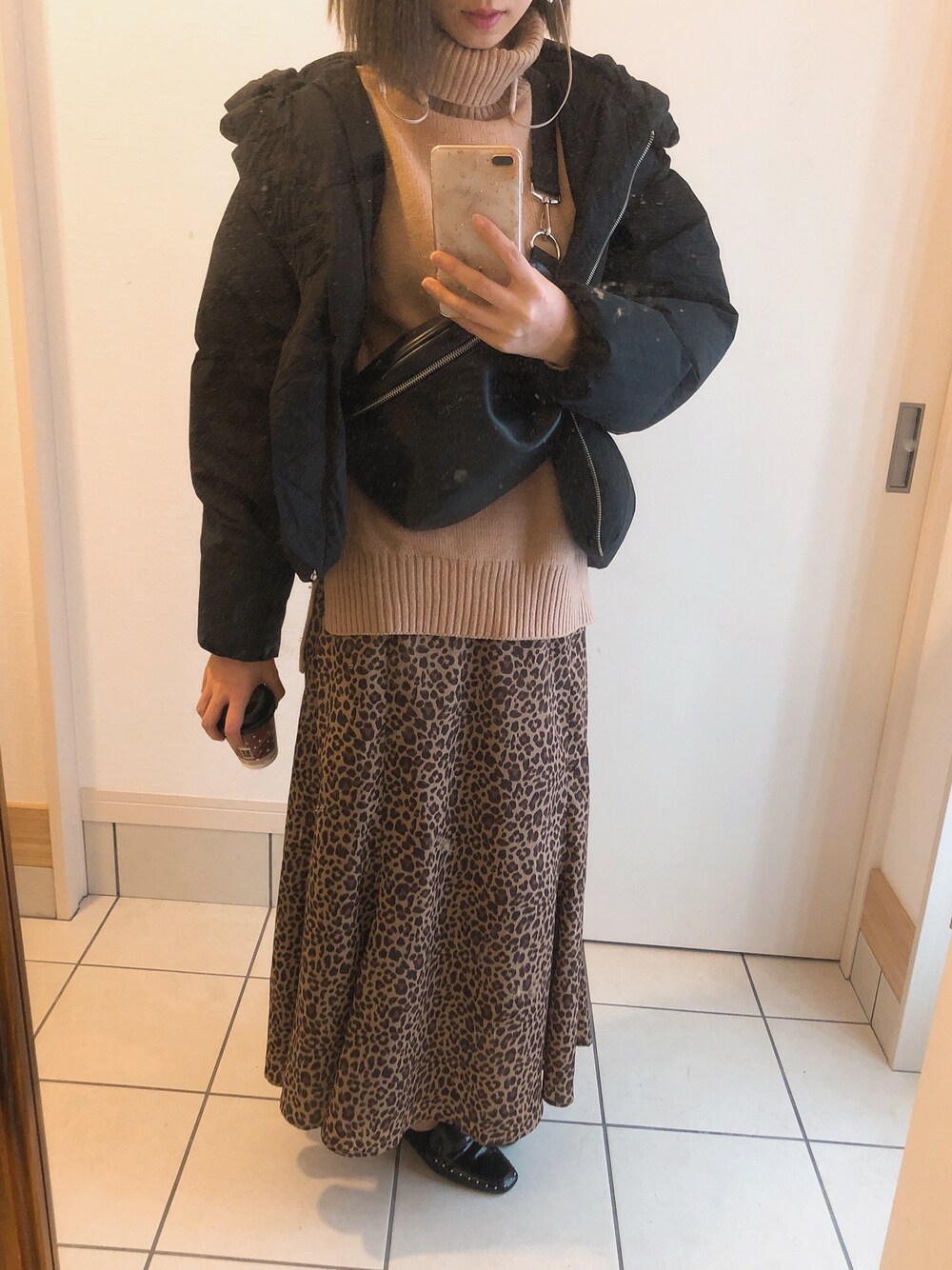 「ootd、秋冬コーデ、ショートダウン、レオバード、同系色コーデ、黒小物、ゆるずる」｜「TITTY&CO.のボリュームダウンコート（ダウンジャケット/コート、ブラック系）」を使った、ミユさん（レディース・163cm）の冬コーディネートの1枚目の写真