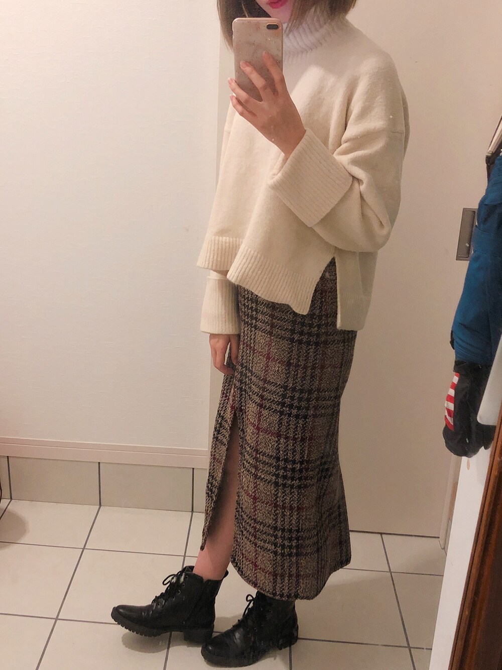 「ootd、タートルニット、アイボリー、チェックタイトスカート、ロングスカート、ウィンターコーデ、冬」｜「Kastaneのもちもちハイネックプルオーバー（ニット/セーター、ホワイト系）」を使った、ミユさん（レディース・163cm）の冬コーディネートの1枚目の写真