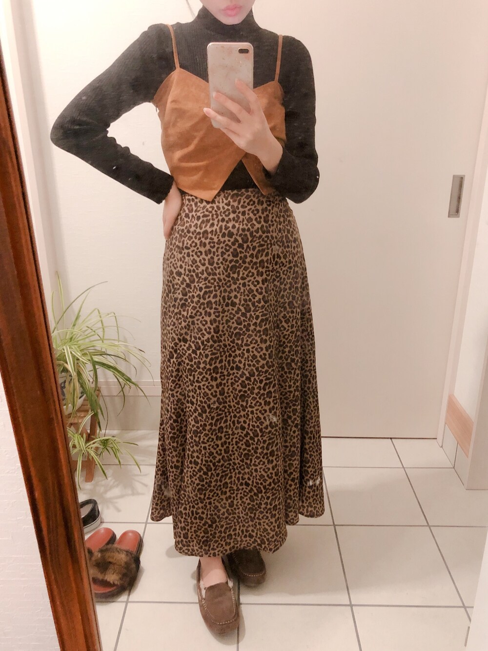 「ootd、冬コーデ、きれいめカジュアル、レイヤードスタイル、レオパード、モカシン、UGG」｜「UNIQLOのアイテム（ニット/セーター、ブラック系）」を使った、ミユさん（レディース・163cm）の冬コーディネートの1枚目の写真