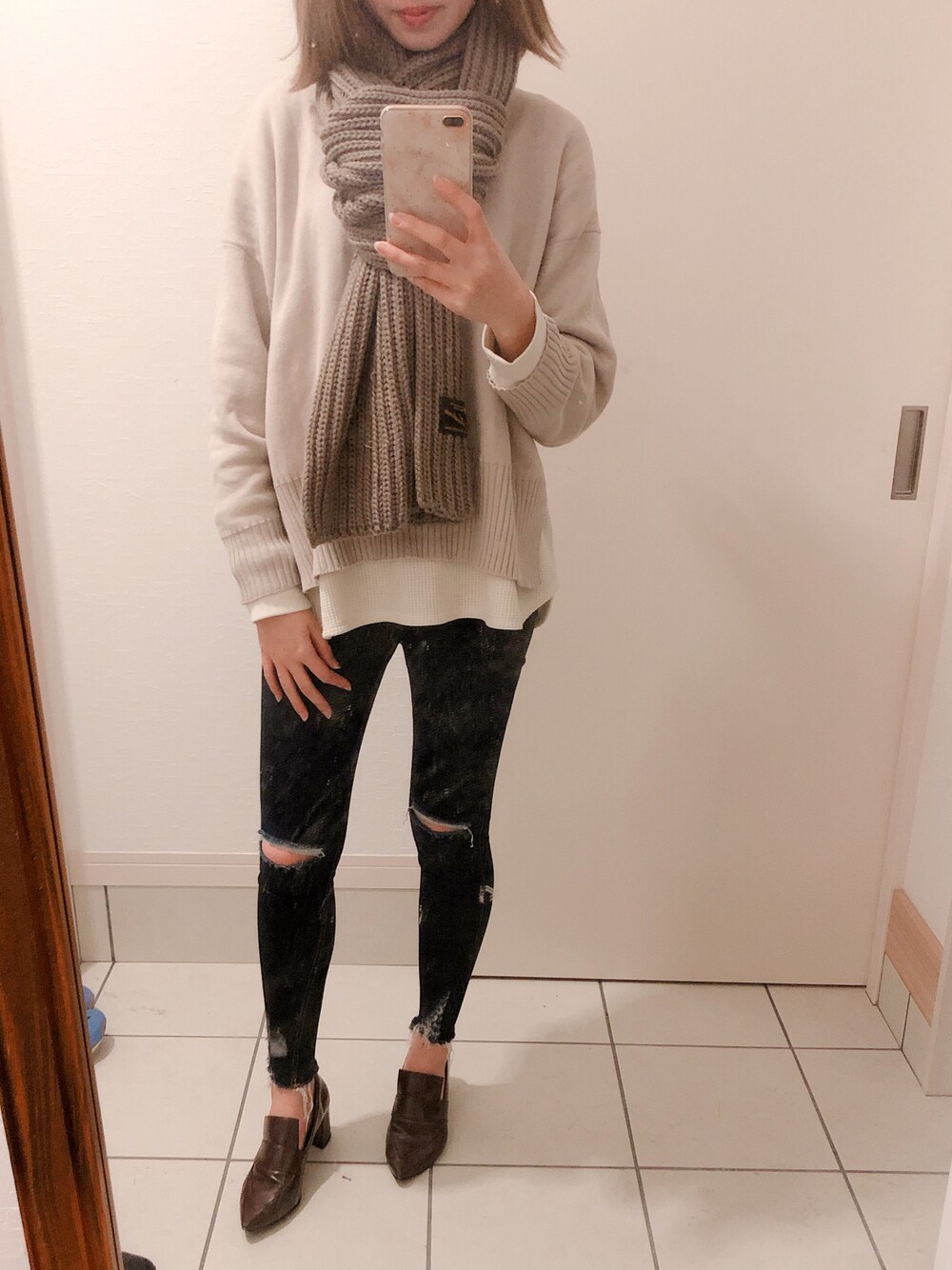 「ootd、ワッフル、レイヤードスタイル、カジュアル、カジュアルコーデ、デニム」｜「Kastaneのロングニットマフラー（マフラー、グレー系）」を使った、ミユさん（レディース・163cm）の冬コーディネートの1枚目の写真