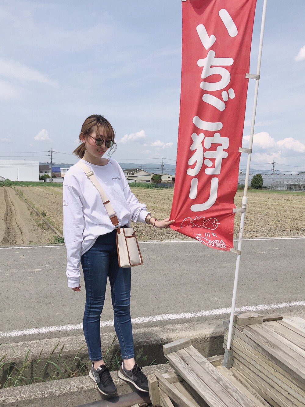 「ootd、シンプルコーデ、カジュアルコーデ、カジュアル、イチゴ狩り、レジャー」｜「JEANASISのハイストレッチデニムスキニー/716784 （デニムパンツ、ブルー系）」を使った、ミユさん（レディース・163cm）の春コーディネートの1枚目の写真