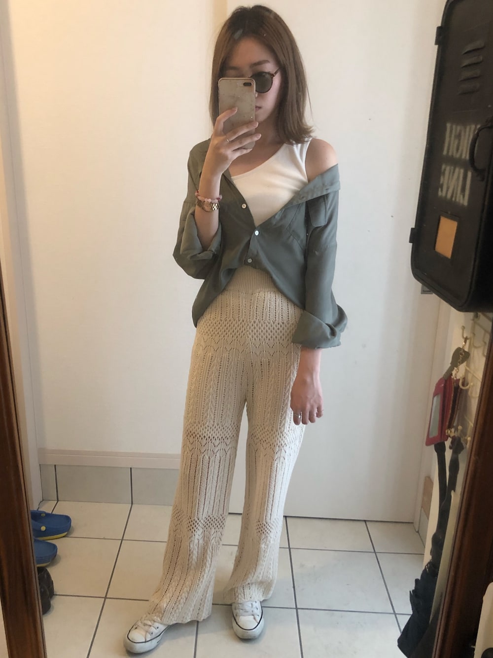 「ワンショルダー、ニットパンツ、かぎ編みニット、とろみシャツ、レイヤードスタイル」｜「Discoat Parisienのとろみ前開き両ポケブラウス（シャツ/ブラウス、グリーン系）」を使った、ミユさん（レディース・163cm）の春コーディネートの1枚目の写真
