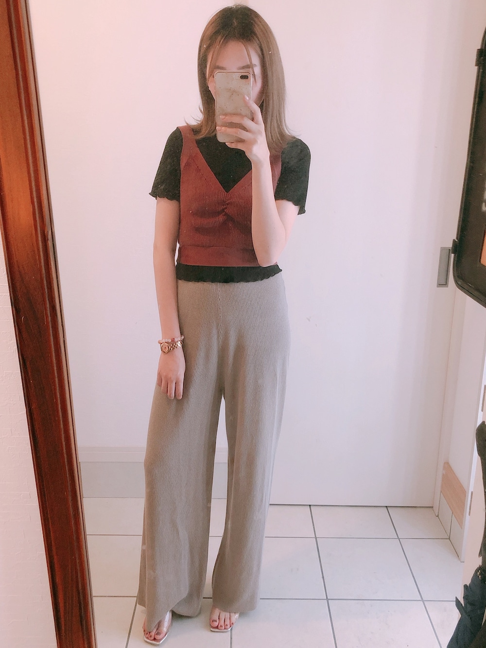 「ootd、ニットビスチェ、バックリボン、ニットパンツ、クリアサンダル、カジュアル、カジュアルコーデ」｜「GUのアイテム（Tシャツ/カットソー、ブラック系）」を使った、ミユさん（レディース・163cm）の春コーディネートの1枚目の写真