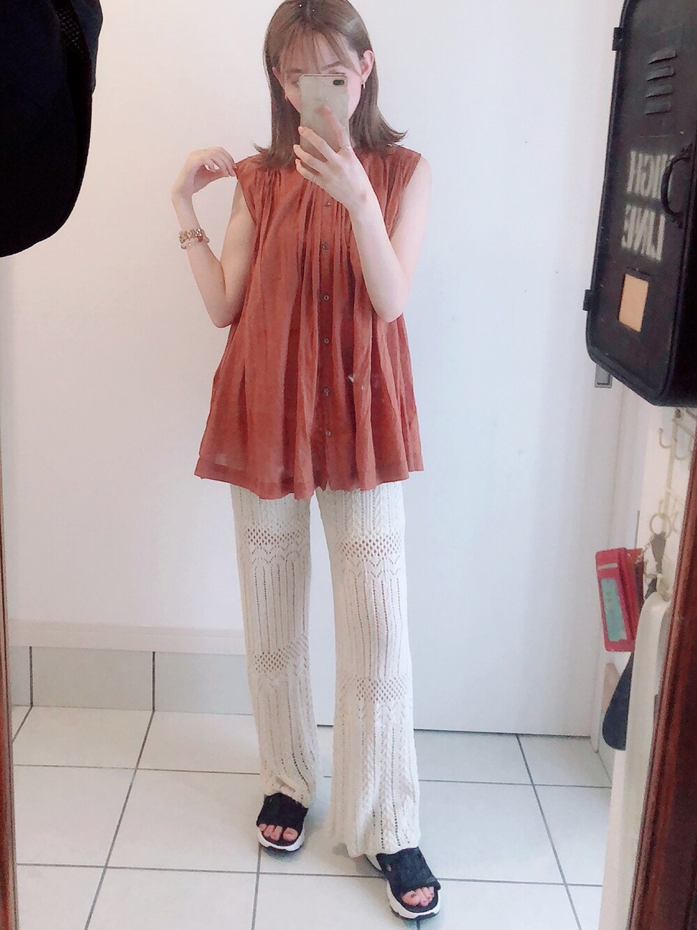 「ootd、チュニック、ブラウス、ニットパンツ、透かし編みニット、テラコッタ、シンプル」｜「SENSE OF PLACE by URBAN RESEARCHのギャザーブラウス(ノースリーブ)（Tシャツ/カットソー、ブラウン系）」を使った、ミユさん（レディース・163cm）の夏コーディネートの1枚目の写真