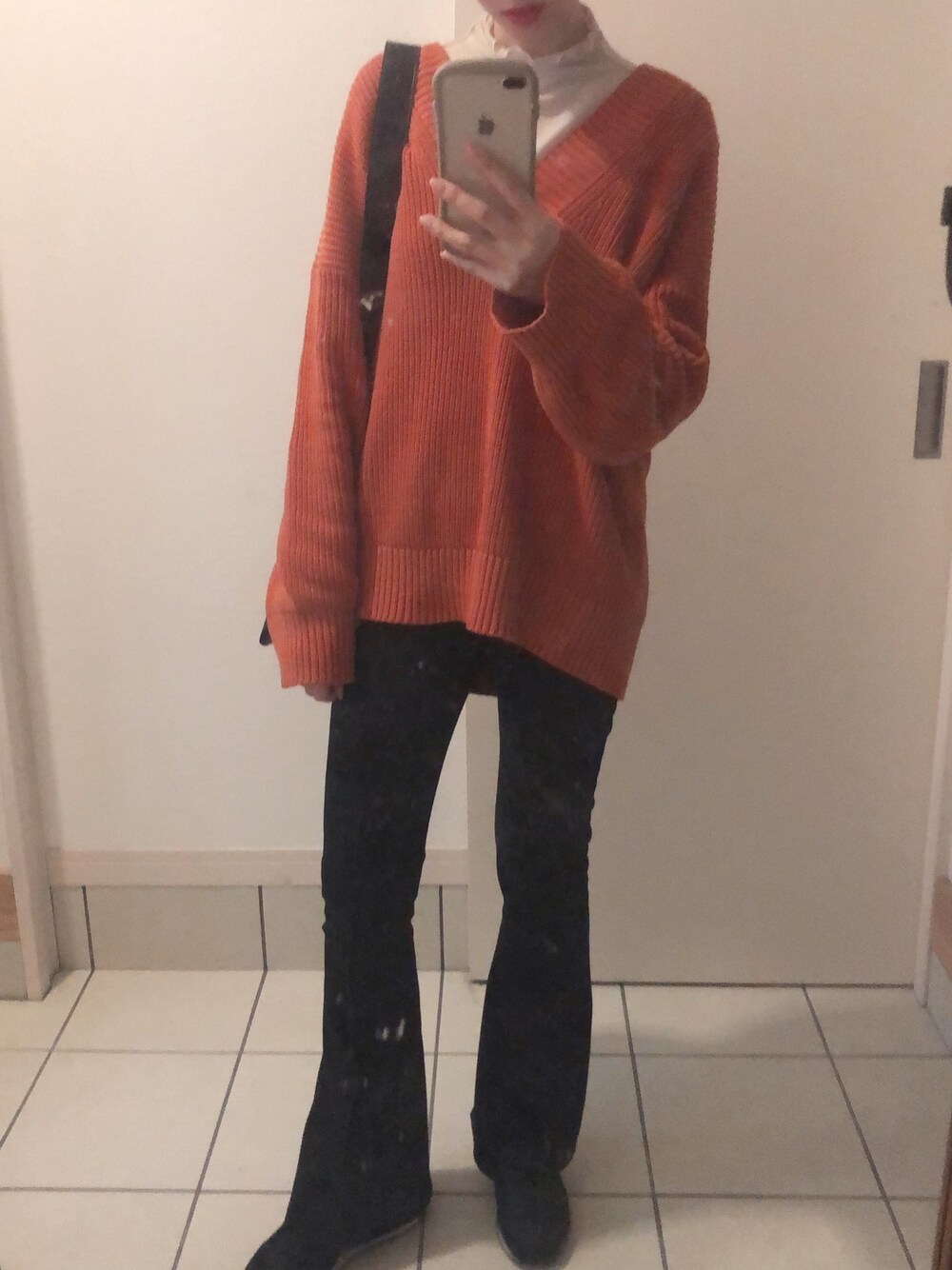 「ootd、カジュアルコーデ、オレンジニット、フレアパンツ、レイヤードスタイル」｜「Kastaneのキャミ付きハイネックメロウプルオーバー（Tシャツ/カットソー、ホワイト系）」を使った、ミユさん（レディース・163cm）の春コーディネートの1枚目の写真