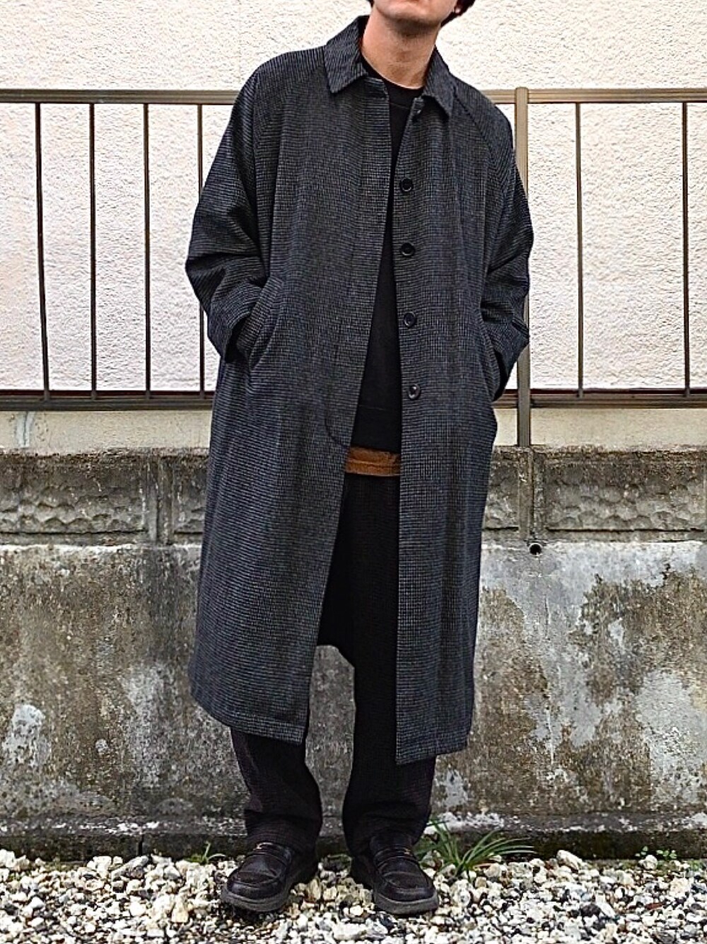 「冬、大人コーデ、ビッグシルエット、キレイめ、黒、ブラックコーデ、niko and ...、おじコーデ、WHO’S WHO gallery、ステンカラーコート」｜「niko and...のWEワンタックスラックス（スラックス、ブラウン系）」を使った、matsuさん（メンズ・176cm）の秋コーディネートの1枚目の写真