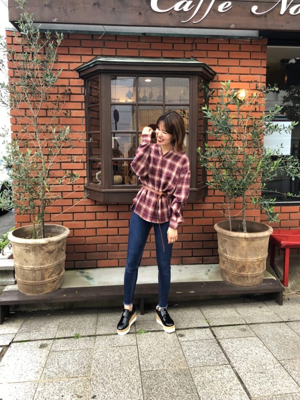 「154cm」｜「OZOCの◆釦スキッパーチェックシャツ（シャツ/ブラウス、レッド系）」を使った、kaori724さん（レディース・154cm）の春コーディネートの1枚目の写真