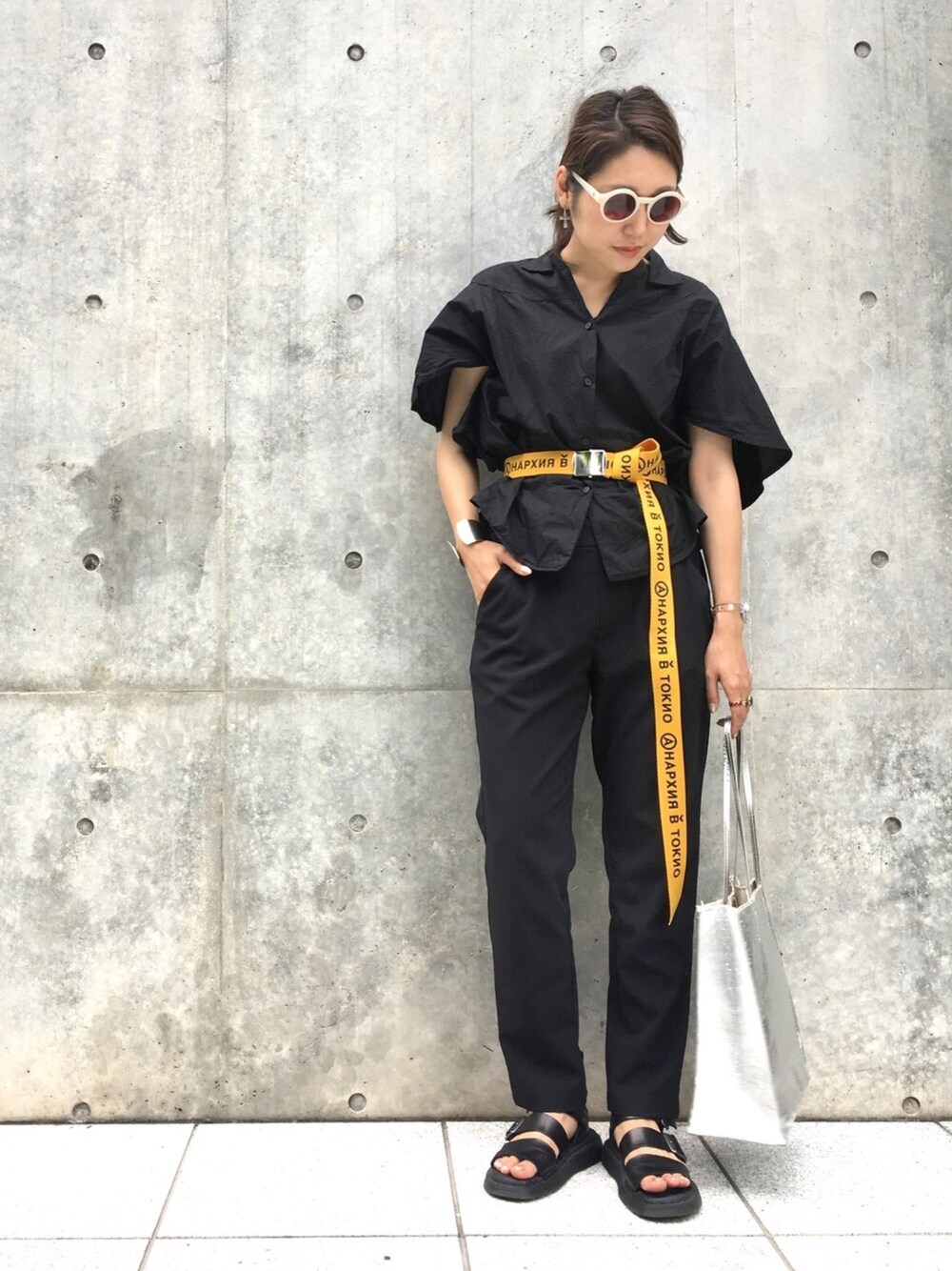 「黒、大人カジュアル、サンダル、ガチャベルト、シャツスタイル、スラックス、夏、ブラック、street、ワントーンコーデ」｜「WHO'S WHO galleryのフリル袖シャツ（シャツ/ブラウス、ブラック系）」を使った、nodopachiさん（レディース・162cm）の夏コーディネートの1枚目の写真