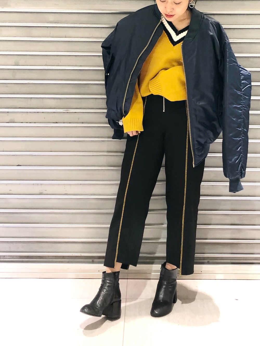 「MA-1、ビッグシルエット、ストリート、冬、マスタード、チルデンニット、ニット、ショートブーツ、韓国ファッション、street」｜「WHO'S WHO galleryのリングZIPステッチパンツ（その他パンツ、ブラック系）」を使った、nodopachiさん（レディース・162cm）の秋コーディネートの1枚目の写真
