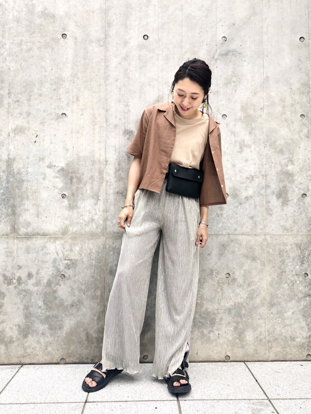 ブラック系のボディバッグ/ウエストポーチ、シルバー系のその他パンツ、ブラック系のサンダルを着用したレディースの夏コーディネートの1枚目の写真