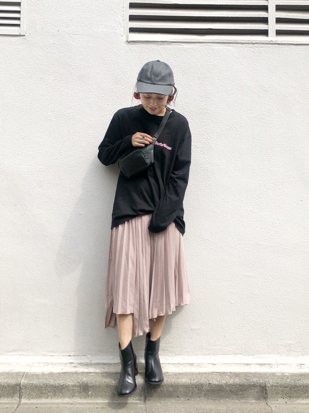 「キャップ女子、ビッグシルエット、オーバーサイズ、ロンT、プリーツスカート、アシンメトリー、ウエストバッグ、ショートブーツ、ストリート、ルーズシルエット」｜「JiedaのGRAPHIC L/S T-SHIRT（Tシャツ/カットソー、ブラック系）」を使った、nodopachiさん（レディース・162cm）の秋コーディネートの1枚目の写真