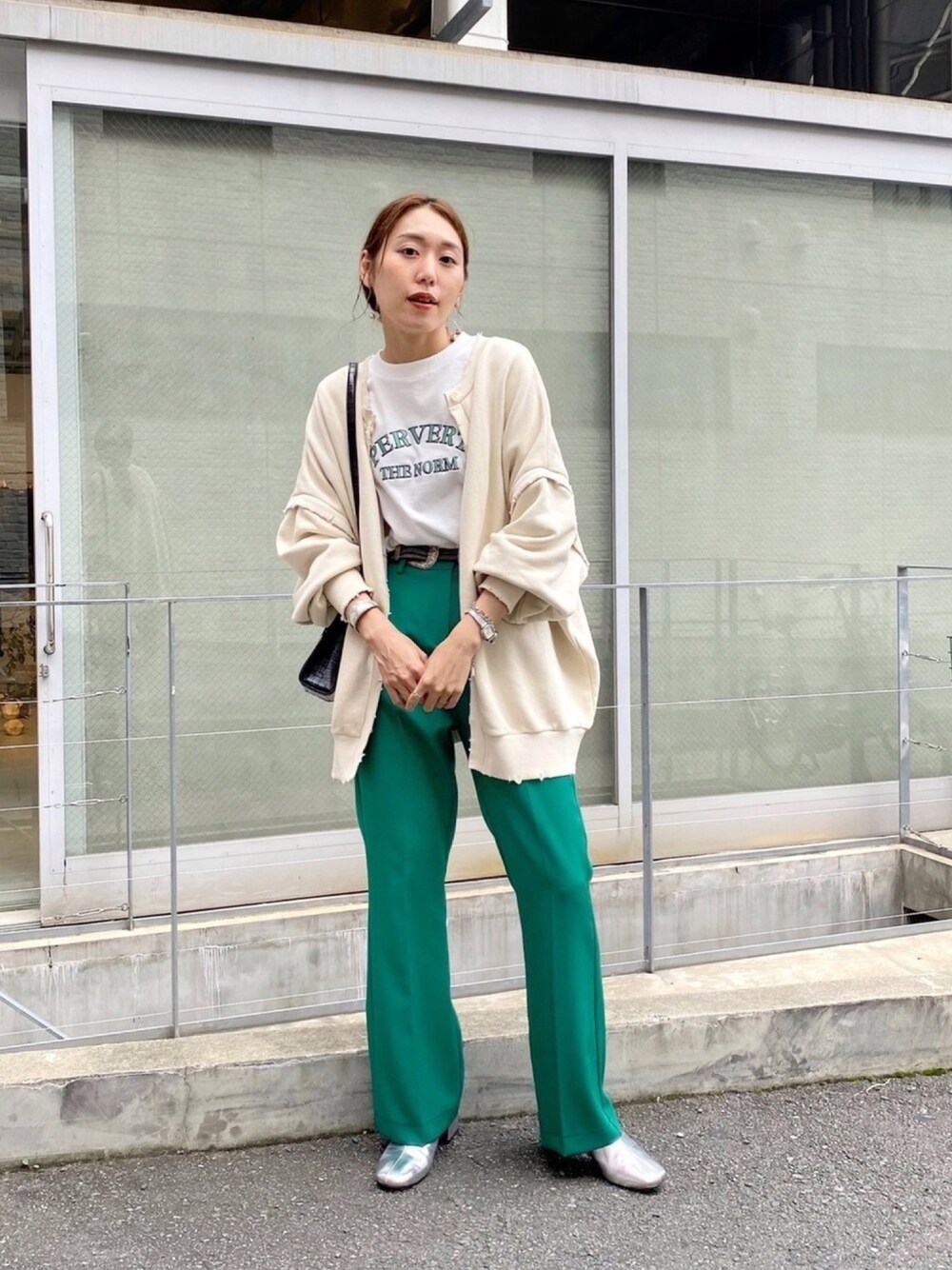 「ビッグシルエット、オーバーサイズ、フレアパンツ、カラーパンツ、グリーン、カーディガン、スウェット、スタッフセンバツ、秋服準備はじめました、ロゴT」｜「WHO'S WHO galleryのダメージマルチウェイ裏毛スウェット（スウェット、ホワイト系）」を使った、nodopachiさん（レディース・162cm）の秋コーディネートの1枚目の写真