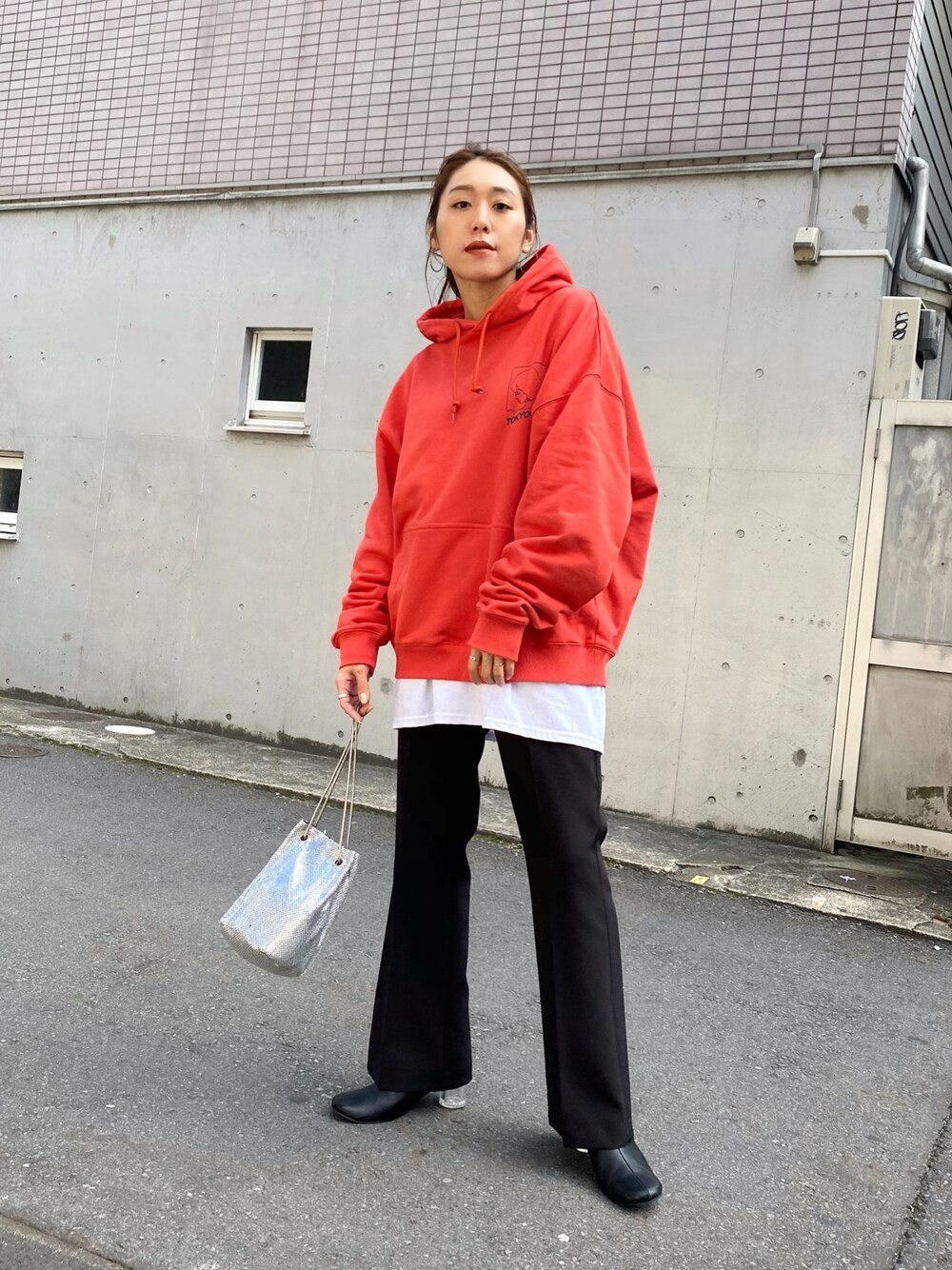 「パーカー、ビッグシルエット、フレアパンツ、スラックス、赤、レイヤードスタイル、ビタミンカラー、ストリート、オーバーサイズ」｜「TOKYOGIRLの《WEB限定》東京ガール ラインロゴパーカー（パーカー、レッド系）」を使った、nodopachiさん（レディース・162cm）の秋コーディネートの1枚目の写真