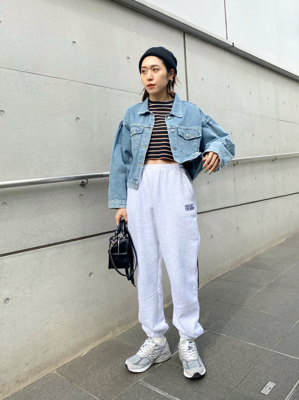 「Gジャン、ボーダー、スウェットパンツ、スニーカーコーデ、New Balance、ニット帽、ストリート、春コーデ、スニーカー、メンズライク」｜「WHO'S WHO galleryのタックボリュームGジャン（デニムジャケット、ブルー系）」を使った、nodopachiさん（レディース・162cm）の冬コーディネートの1枚目の写真