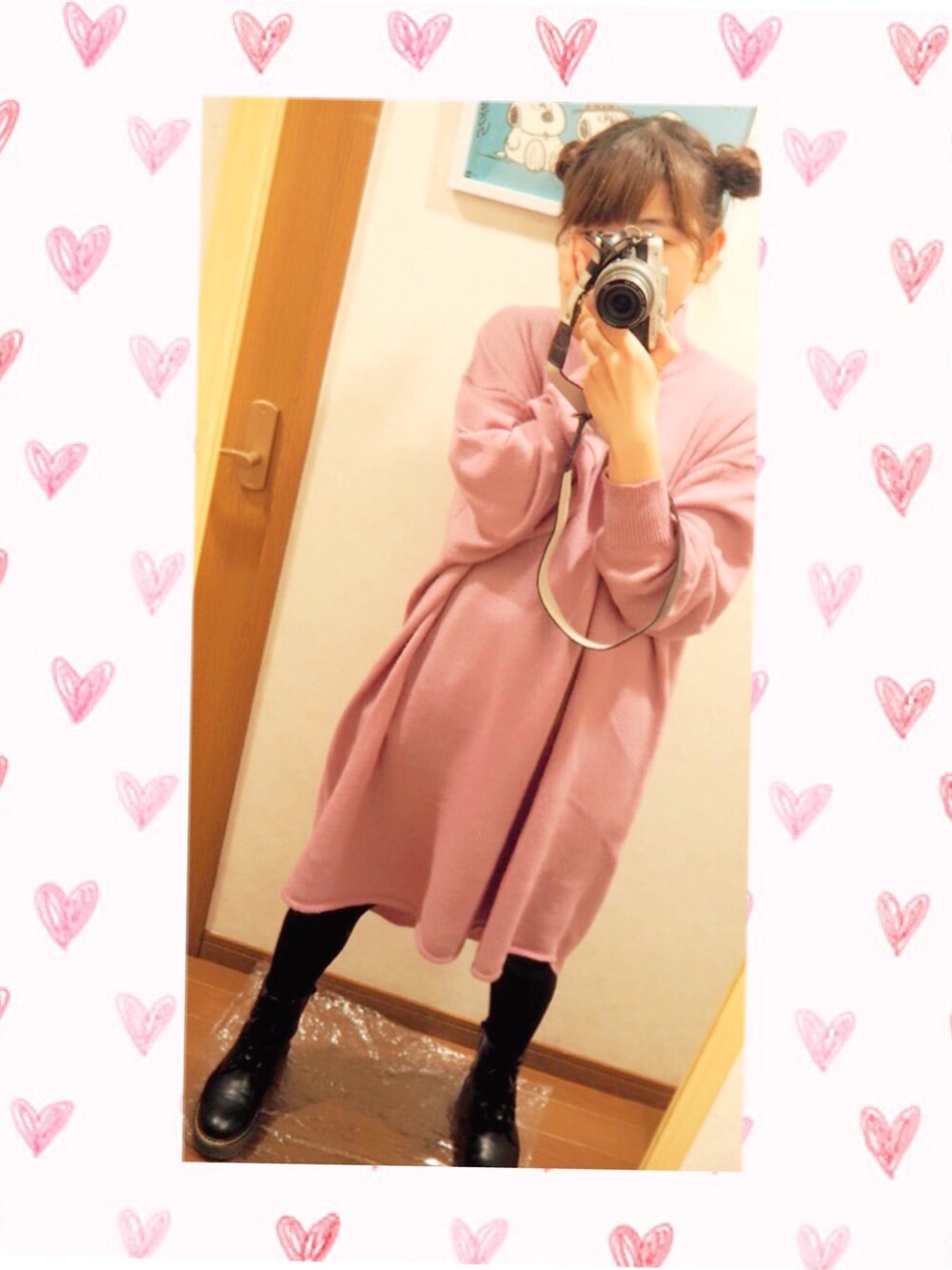 ピンク系のワンピースを着用したレディースの冬コーディネートの1枚目の写真