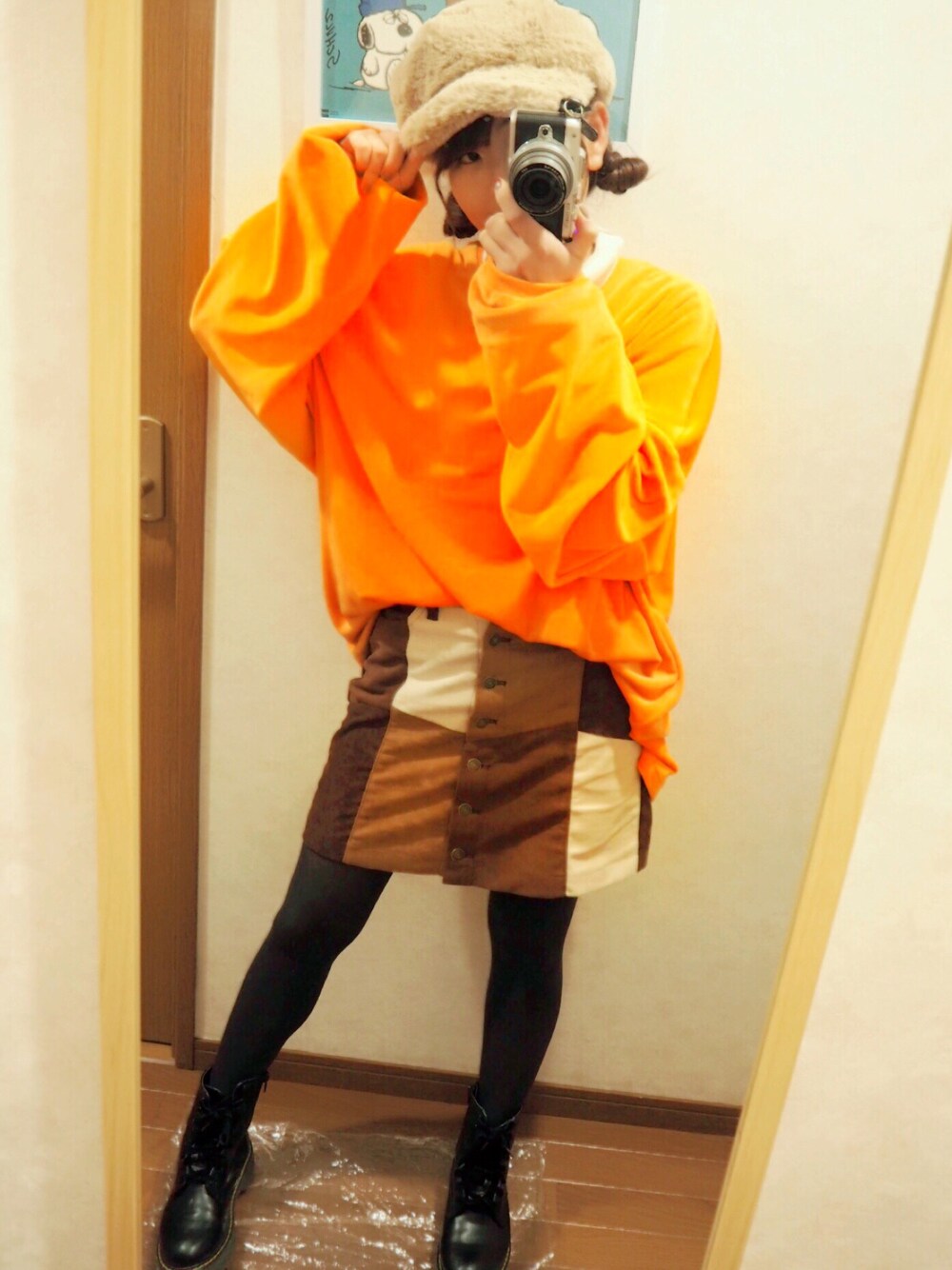 「カジュアルコーデ、工藤遥、オレンジ、ビッグシルエット、LIVEコーデ、男女兼用、どぅー卒業おめでとう、ルパンレンジャー、モーニング娘。'17、パッチワークスカート」｜「WHO'S WHO galleryのBIGベロアクルースウェット（スウェット、オレンジ系）」を使った、あーちゃんさん（レディース・154cm）の冬コーディネートの1枚目の写真