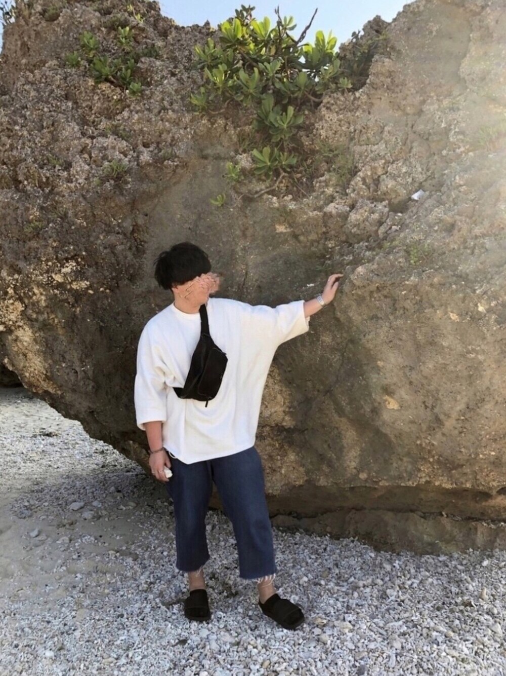 ホワイト系のTシャツ/カットソー、ブルー系のデニムパンツ、ブラック系のボディバッグ/ウエストポーチを着用したメンズの夏コーディネートの1枚目の写真