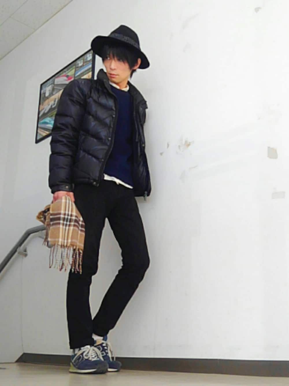 ブラック系のデニムパンツ、ブラック系のダウンジャケット/コート、ホワイト系のシャツ/ブラウスを着用したメンズの冬コーディネートの1枚目の写真