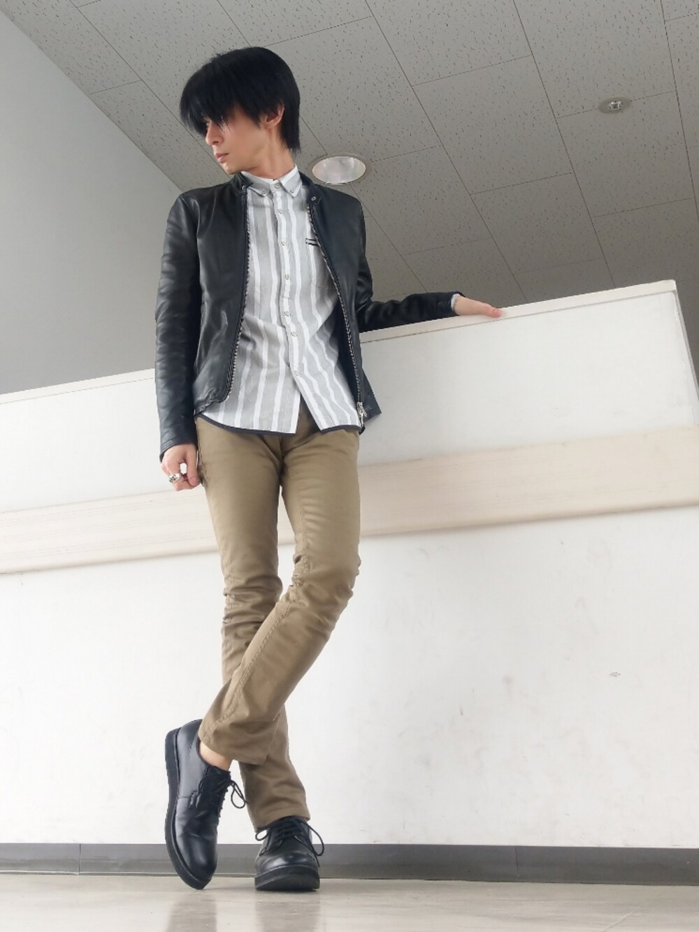 ベージュ系のチノパンツ、グレー系のシャツ/ブラウス、ブラック系のドレスシューズを着用したメンズの春コーディネートの1枚目の写真