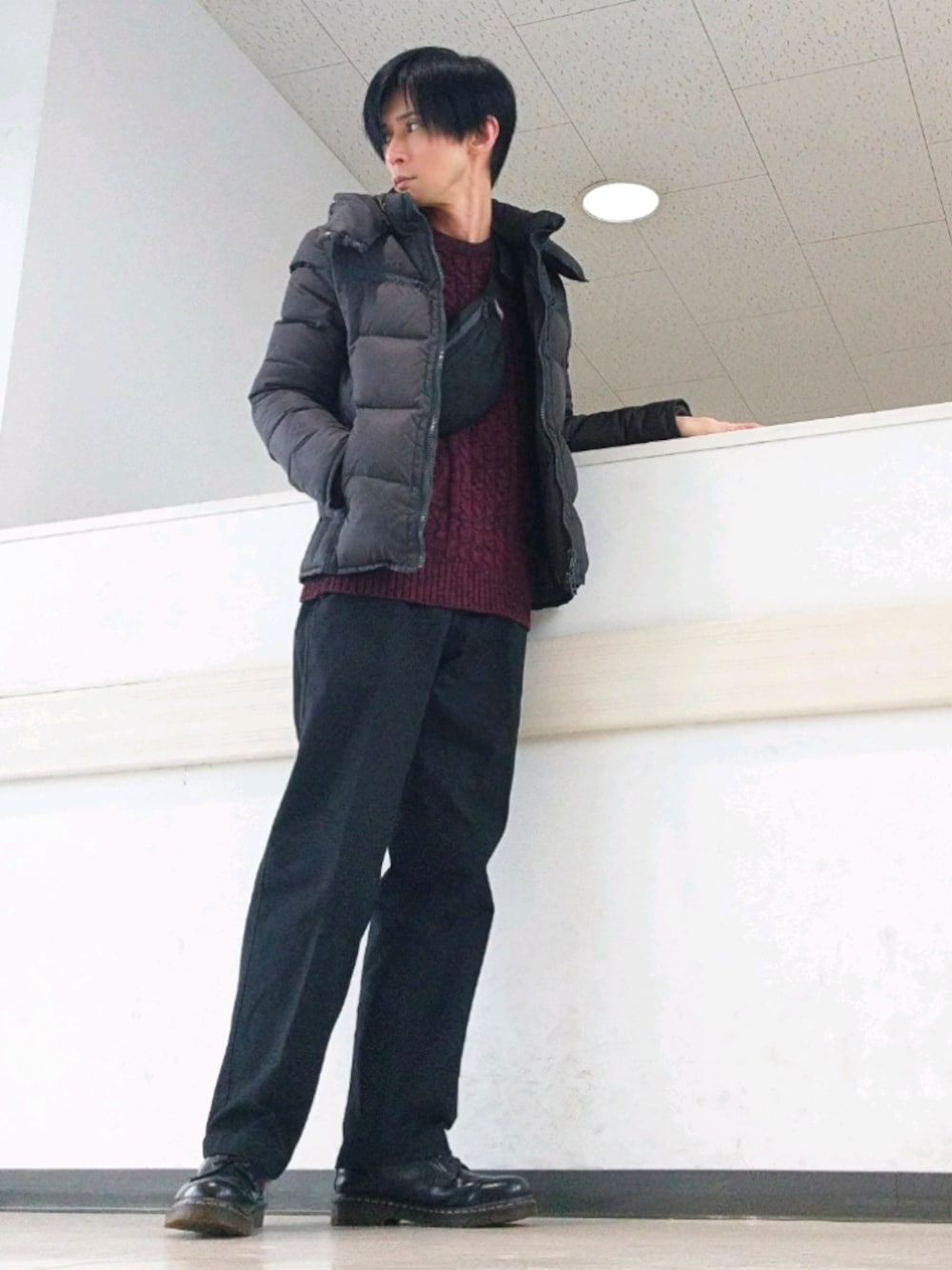 ブラック系のその他パンツ、ブラック系のボディバッグ/ウエストポーチ、ブラック系のブーツを着用したメンズの冬コーディネートの1枚目の写真