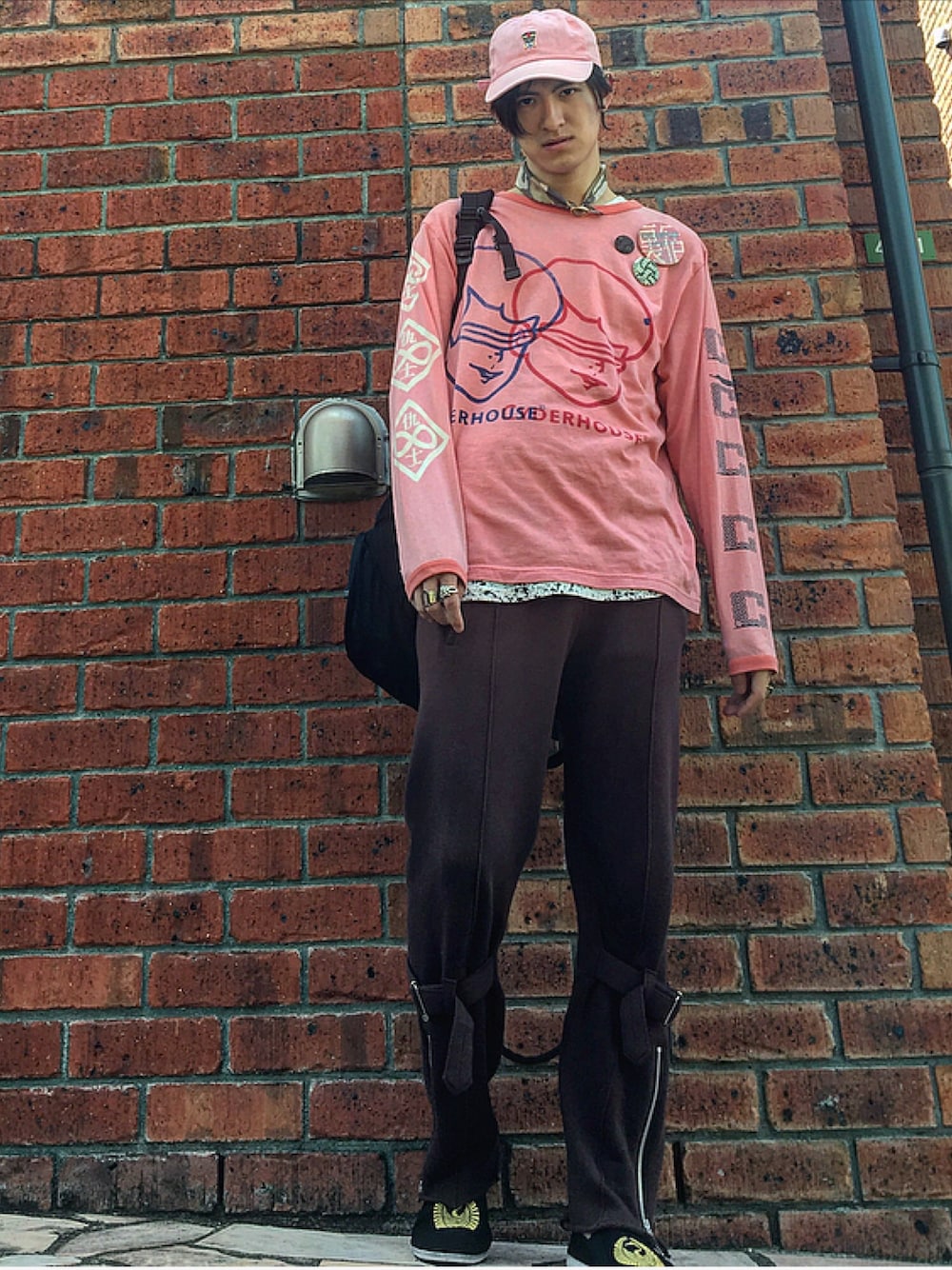 ピンク系のTシャツ/カットソー、ブラウン系のその他パンツ、ブラック系のその他シューズを着用したメンズの春コーディネートの1枚目の写真