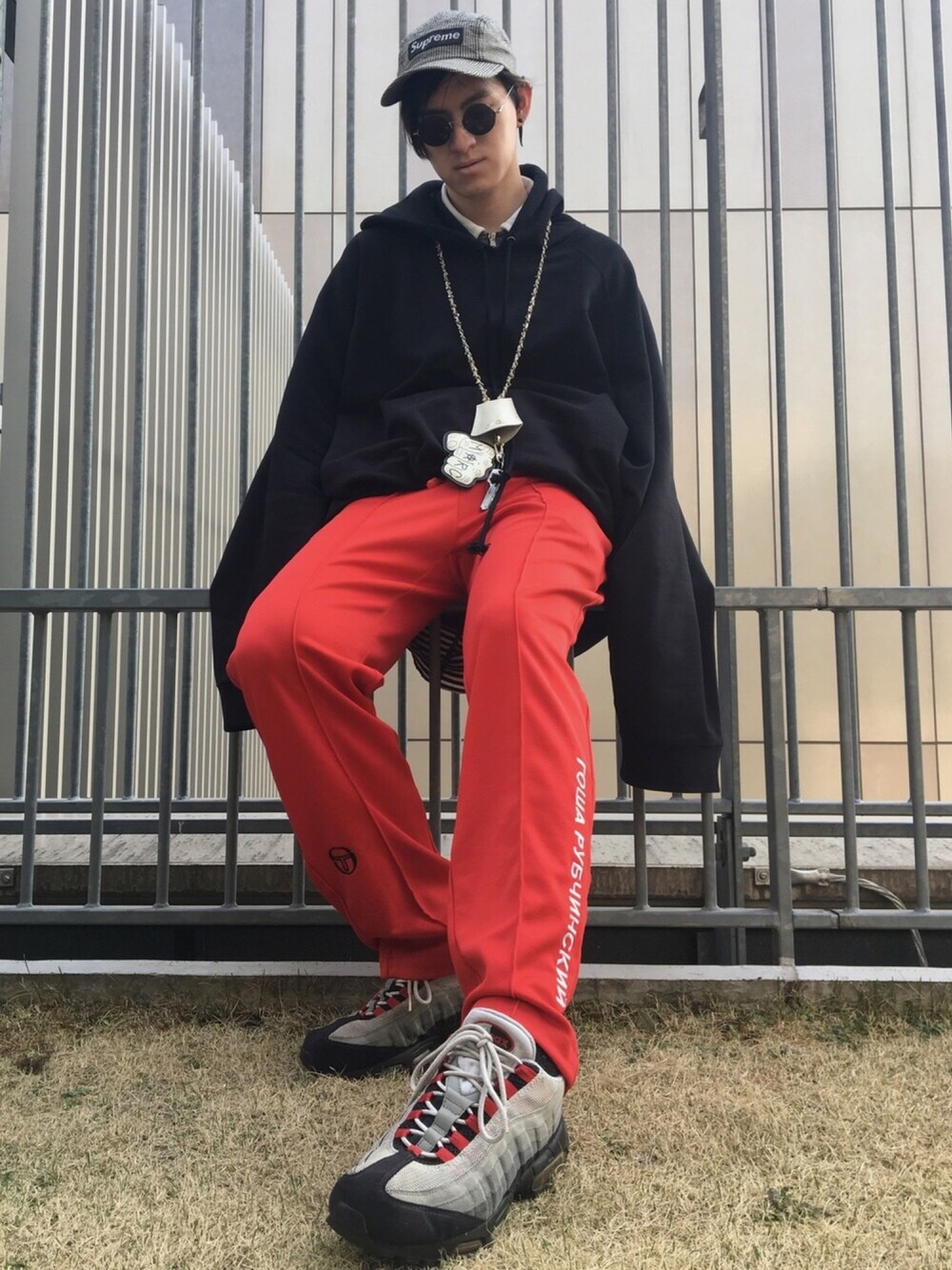 「はるコーデ、オーバーサイズ、streetstyle、supreme、シュプリーム、RAF SIMONS、gosharubchinskiy、ジャージ、17SS、黒×赤」｜「Gosha Rubchinskiyのアイテム（パンツ、レッド系）」を使った、やんねさん（メンズ・180cm）の春コーディネートの1枚目の写真