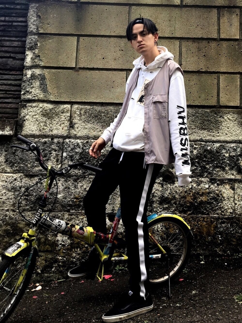 「ストリート、streetstyle、ヘアバンド、misbhv、STAMPD、ELVIRA、自転車スタイル、モノトーン、ラインパンツ、黒スキニー」｜「Gosha Rubchinskiyのアイテム（ヘアアクセサリー、ブラック系）」を使った、やんねさん（メンズ・180cm）の春コーディネートの1枚目の写真
