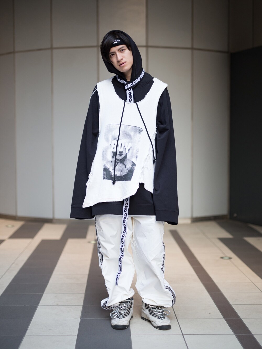 「東京コレクション、ラフシモンズ、RAF SIMONS、ss17、snap、トミーヒルフィガー、ナイロンパンツ、モノトーン、オーバーサイズ、street」｜「RAF SIMONSのアイテム（パーカー、ブラック系）」を使った、やんねさん（メンズ・180cm）の春コーディネートの1枚目の写真