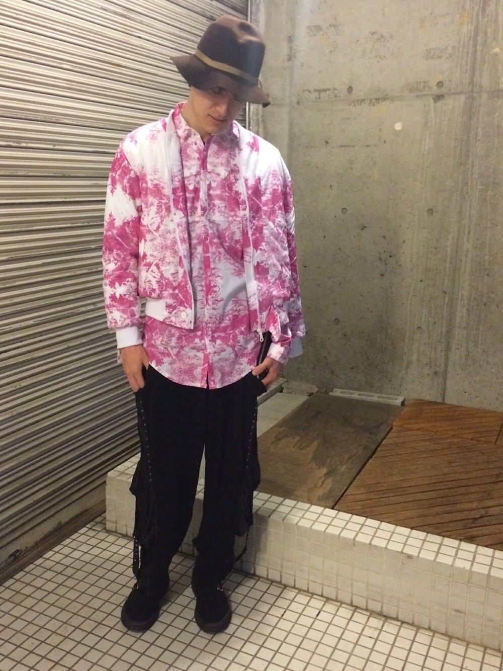 「GCDS、総柄トップス、宗教柄、ピンクコーデ、KIDS LOVE GAITE、セットアップ、帽子くん、白シャツ」｜「GCDSの宗教柄ブルゾン（ブルゾン、ピンク系）」を使った、やんねさん（メンズ・180cm）の春コーディネートの1枚目の写真